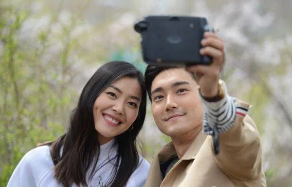 Selfie Siwon dan Liu Wen, adu lesung pipit nih. ©allkpop.com