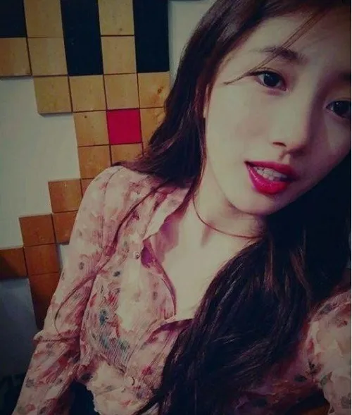 Suzy Miss A pamerkan bibir merah merona dan blouse pink floral yang menggoda. © kpopherald.com