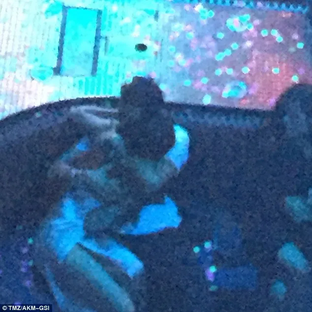 Selena dan Orlando berpelukan mesra © TMZ