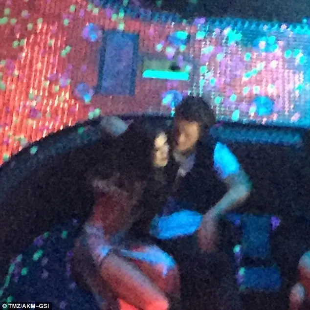 Selena dan Orlando seakan tak bisa berpisah © TMZ