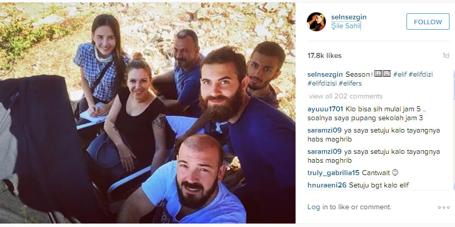 Selin tersenyum manis saat berpose bareng para kru © Instagram.com/selnsezgin