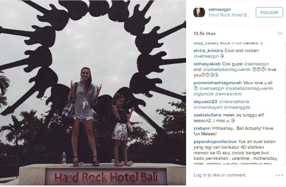 Ini dia pose rock 'n roll ala Selin dan Isabella saat liburan di Bali © Instagram.com/selnsezgin