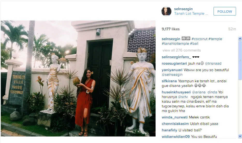 Selin Sezgin berpose layaknya gadis Bali, sudah mirip belum? © Instagram.com/selnsezgin