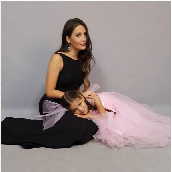 Isabella tampak tidur di pangkuan Selin untuk pemotretan 'Elif' season 2 © Instagram.com/isabelladamlaguvenilir