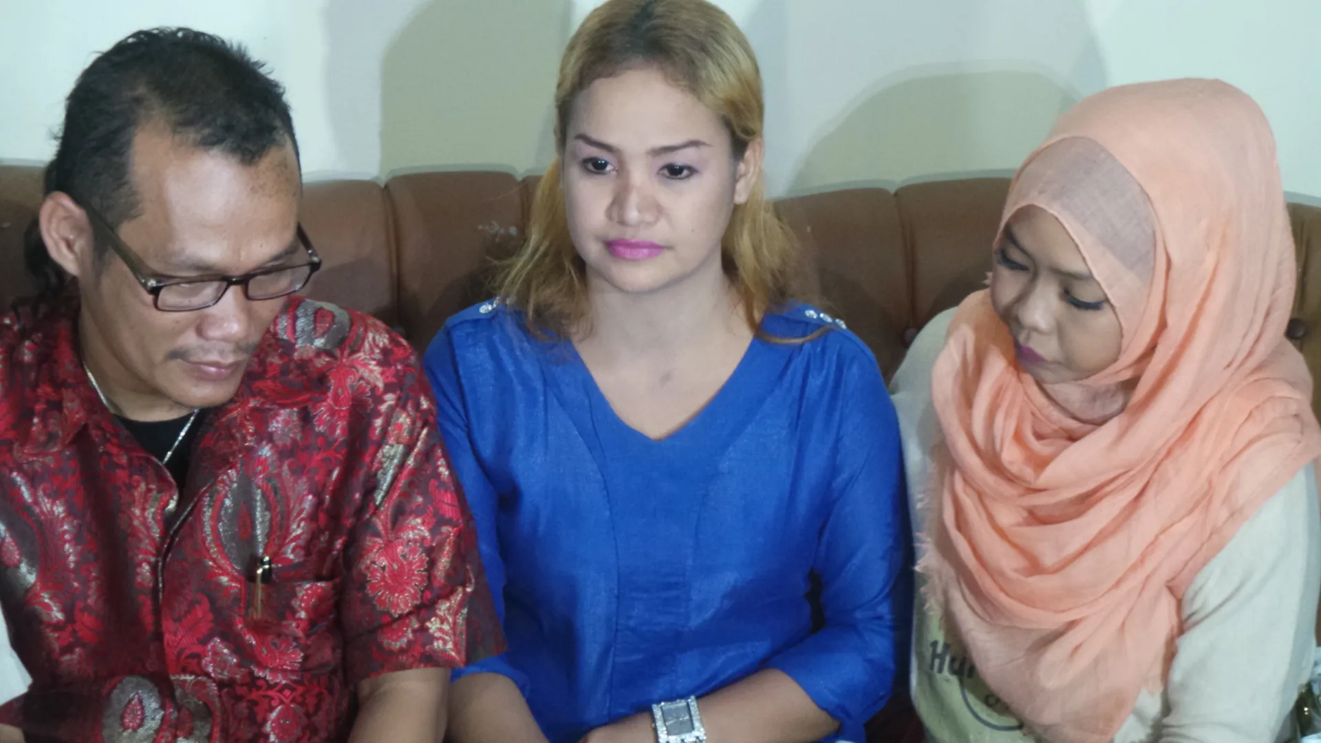 Titin Karisma (tengah), wanita yang mengaku sebagai selingkuhan Adam Suseno. ©KapanLagi.com®/Aal