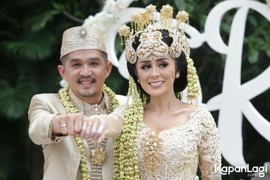 Selvi dan sang suami memilih menggelar pesta berkonsep garden party. cr: KapanLagi.com/Agus Apriyanto
