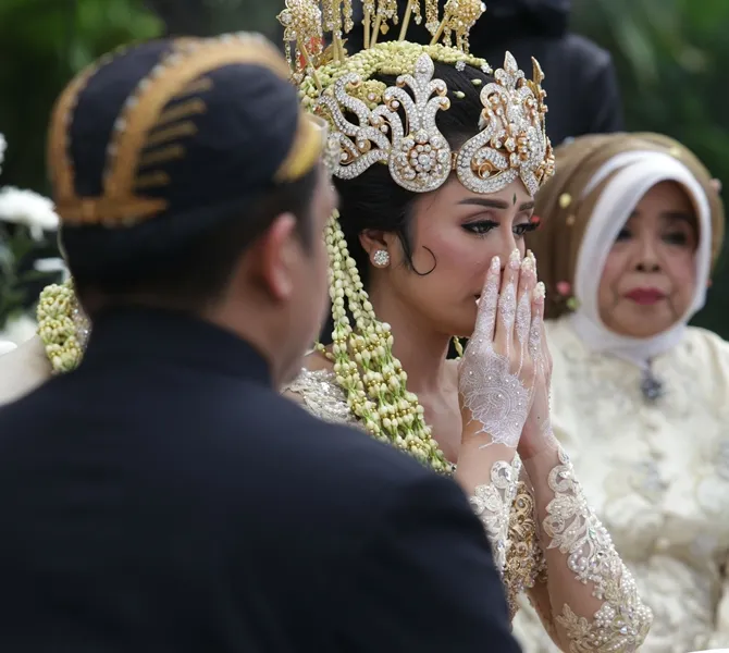 Selvi tak dapat menyembunyikan rasa haru selama prosesi ijab kabul berlangsung. © KapanLagi.com/Agus Apriyanto