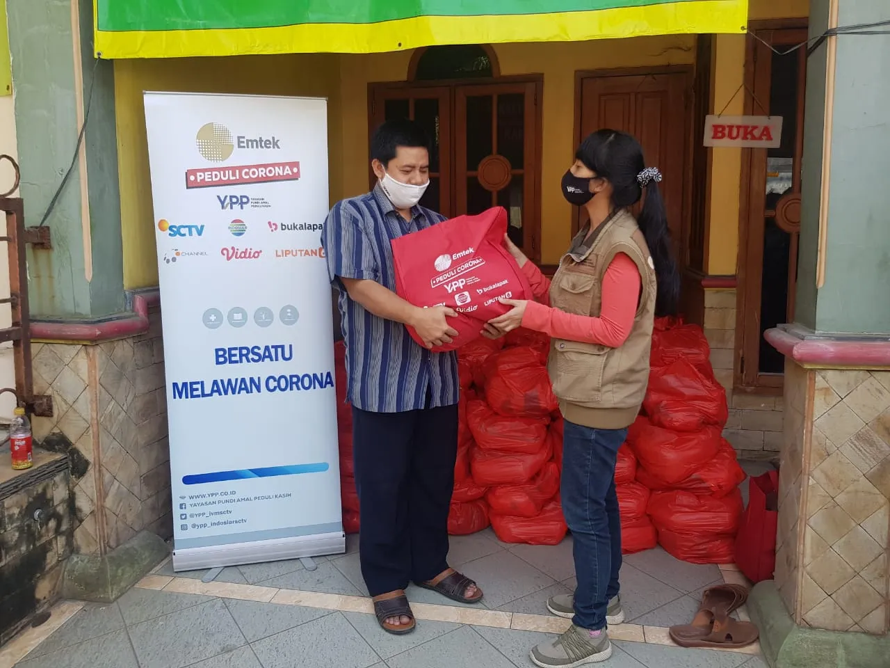 EMTEK Peduli Corona Berikan Bantuan Sembako Untuk PERTUNI (Persatuan Tuna Netra Indonesia) Bekasi (credit: EMTEK)