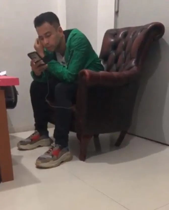 Raffi Ahmad tengah mengaji (credit: instagram.com/ekopatriosuper_)