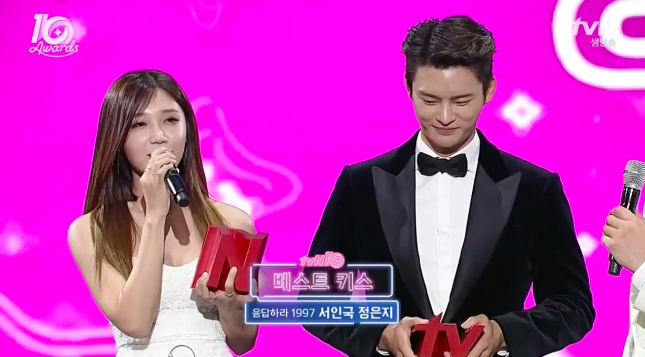 Eunji A Pink dan Seo In Guk saat menerima penghargaan Best Kiss dalam tvN10 Awards. ©soompi.com