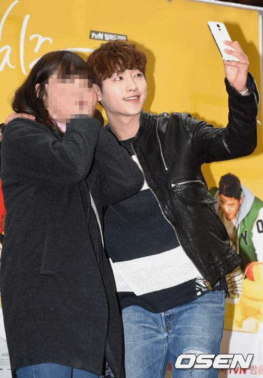 Seo Kang Joon ajak fans selfie © OSEN
