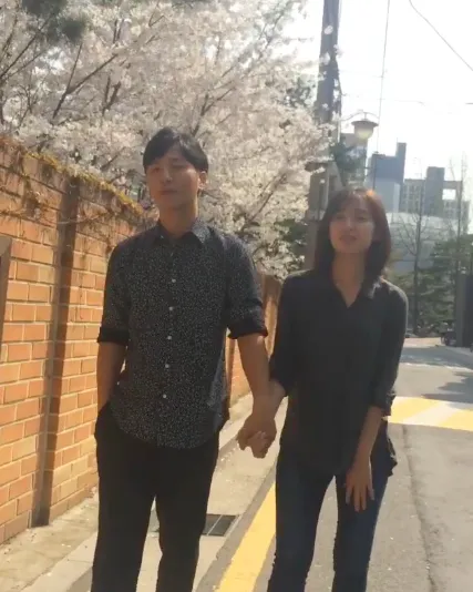 Jin Goo dan Ha Ji Won yang cute banget bikin video sambil bergandengan. ©soompi.com