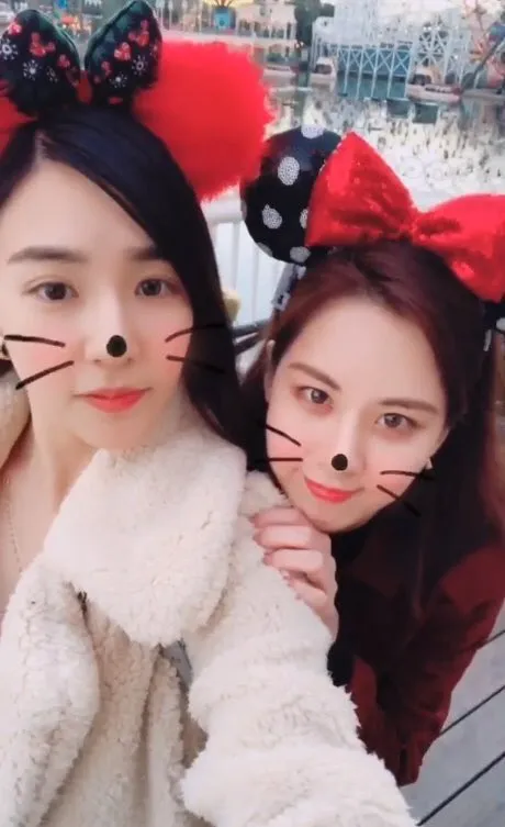 Tiffany dan Seohyun ke Disneyland © instagram.com/xolovestephi