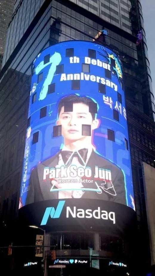 Wajah Park Seo Joon terpampang di billboard Times Square. © kpopherald.com