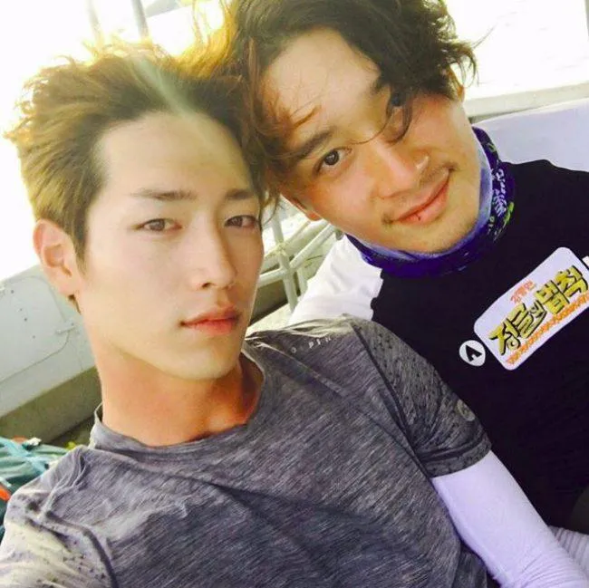 Seo Kang Joon (kiri) saat di acara Law of the Jungle © Istimewa