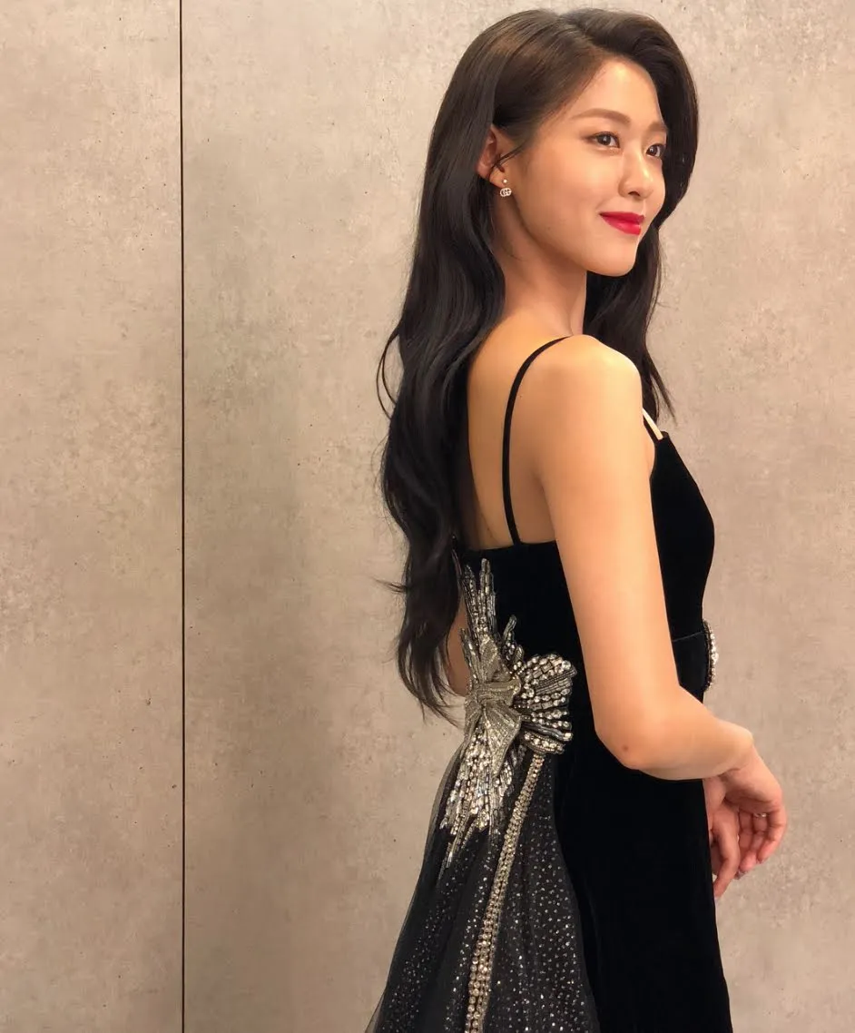 Cantik banget kan dress-nya? © koreaboo.com