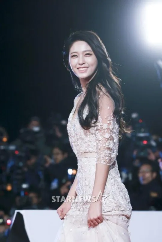 Seolhyun AOA tengah mempertimbangkan proyek baru dengan Ha Jung Woo. © Starnews