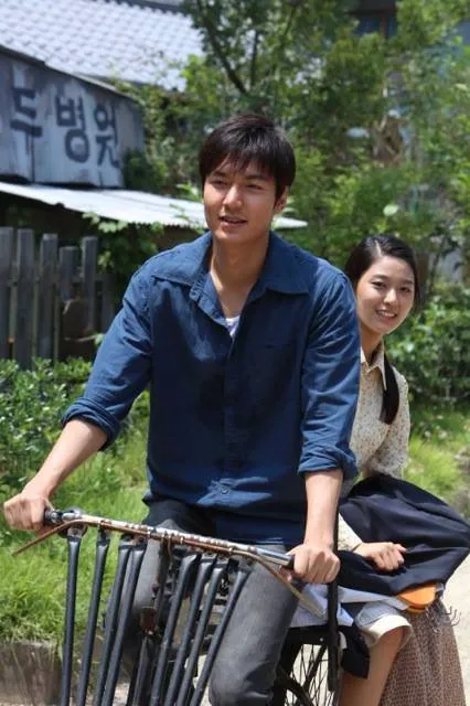 Min Ho dan Seolhyun dalam film GANGANAM 1970 © Mediaplus/Showbox