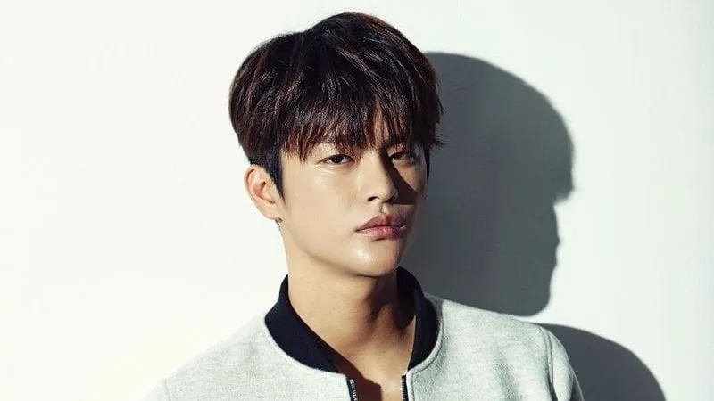 Seo In Guk tulis surat permintaan maaf pada fans. © soompi.com
