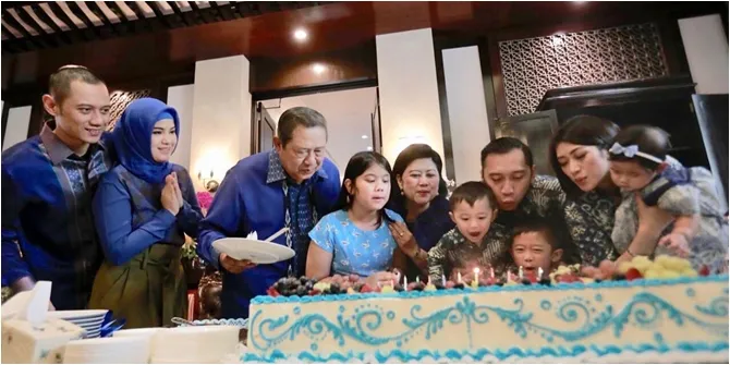 Keluarga SBY kompak mengenakan seragam saat merayakan ulang tahun SBY.
