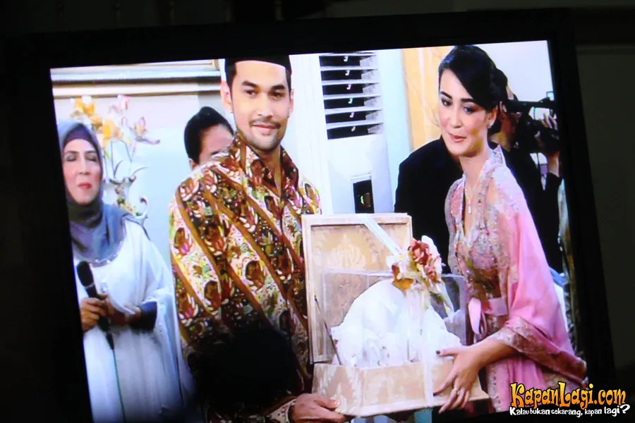 Shireen Sungkar menerima seserahan dari Teuku Wisnu