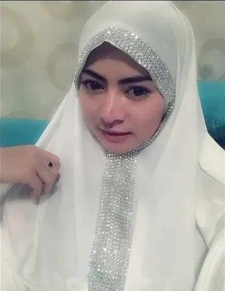 Vitalia Sesha pernah tampil berhijab © twitter/SelfieArea