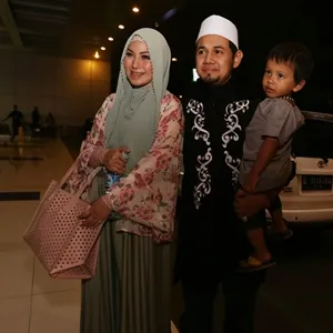 Guntur Bumi datang bersama anak dan Puput Melati ke Trans TV. ŠKapanLagi.com/Budy Santoso