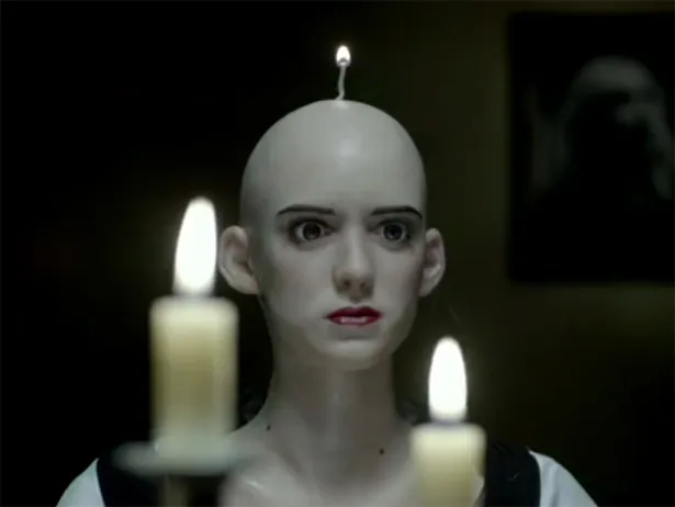 Mau lihat Winona Ryder botak dengan sumbu api di atas kepalanya? Cuma di klip ini! @vh1.com