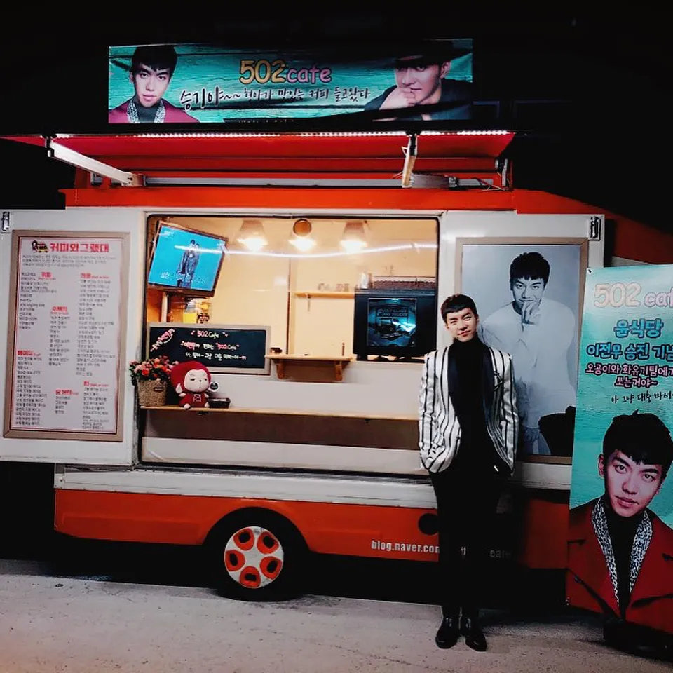 Food dan coffee truck kiriman Lee Seo Jin. © Instagram/leeseunggi.official