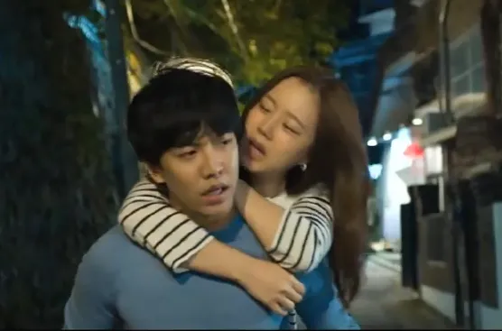 Lee Seung Gi saat menggendong Moon Chae Won yang sedang mabuk. @soompi.com
