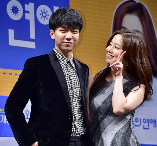 Lee Seung Gi dan Moon Chae Won saat menghadiri prescon TODAY'S LOVE. @koreaboo.com