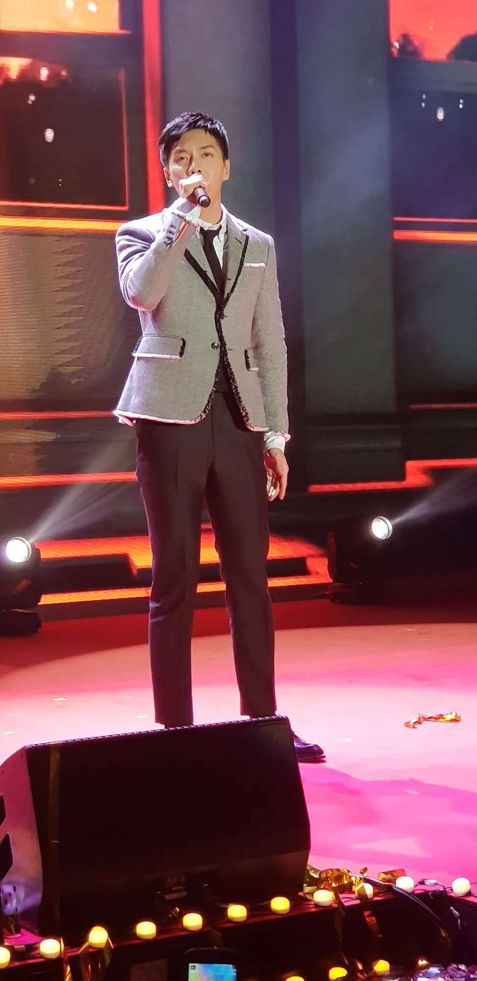 Lee Seung Gi menyanyi di  gala dinner perayaan 40 tahun Cuckoo di Hotel Novotel, The Dragon City, Korea, Rabu (7/3). © KapanLagi.com/Yunita Rachmawati