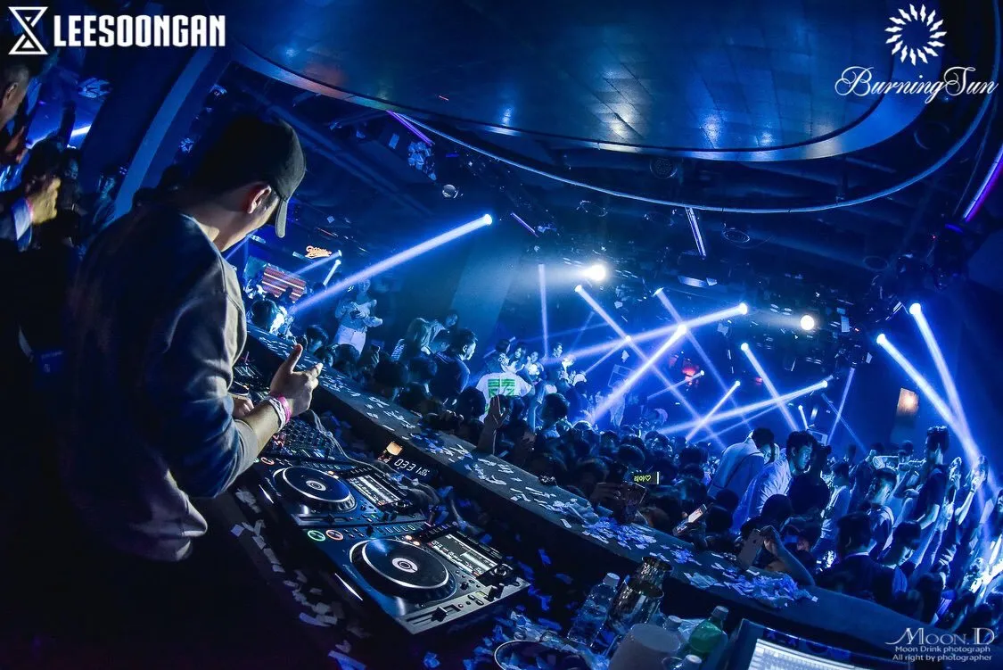 Seungri saat jadi DJ di Burning Sun © Lee Soongan via twitter.com/pandariko