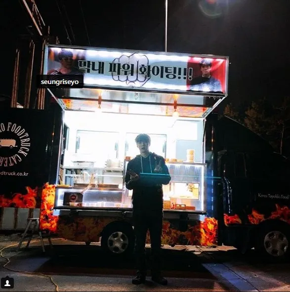Truk makanan yang dikirim Seungri untuk Sehun © instagram.com/oohsehun