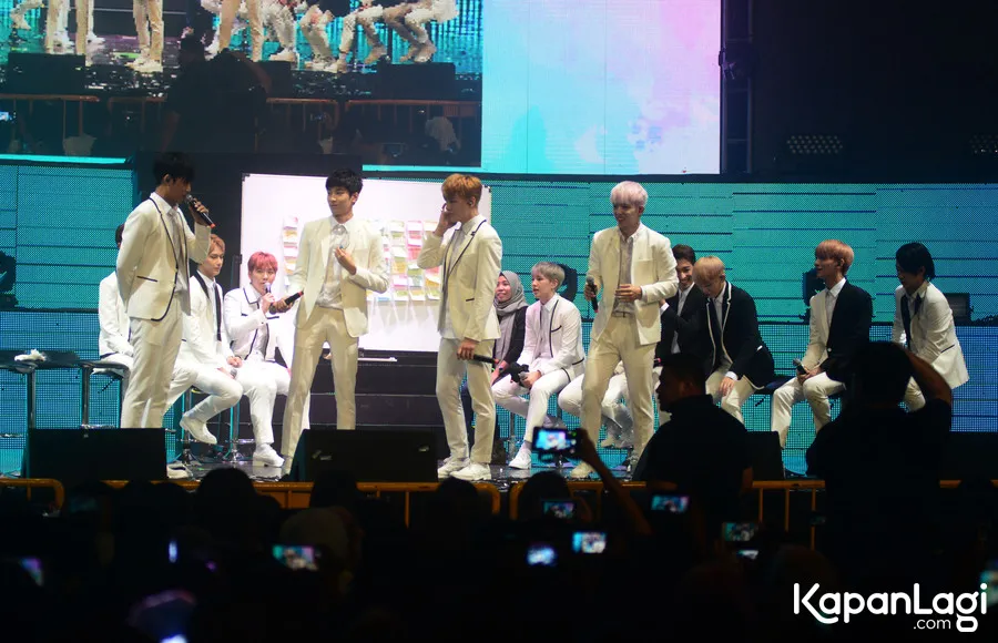 Ada sekitar 13 lagu yang dinyanyikan Seventeen saat fan meeting di Jakarta semalam © Bayu Herdianto