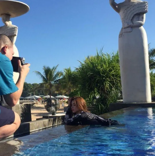 Shin Se Kyung saat melakukan pemotretan di Bali. ©hancinema.net