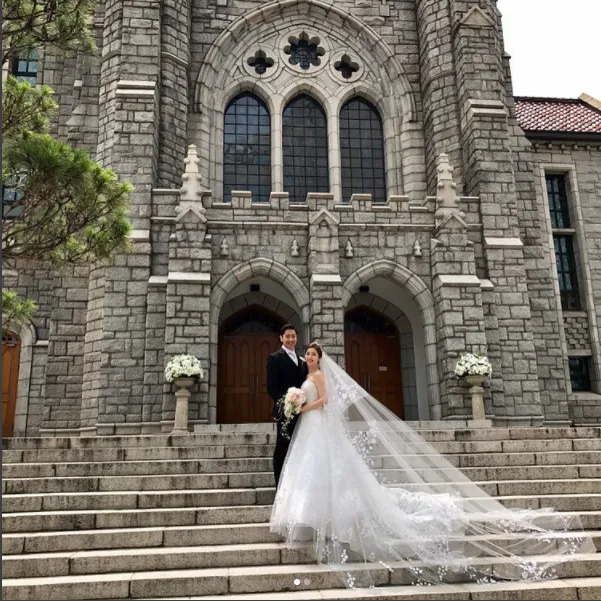 Eric Shinhwa dan Na Hye Mi sempat terlibat kontroversi setelah pulang honeymoon. © dramafever.com