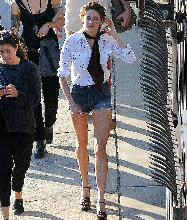 Bak supermodel, Shailene juga punya kaki seksi lho! @ dailymail.co.uk