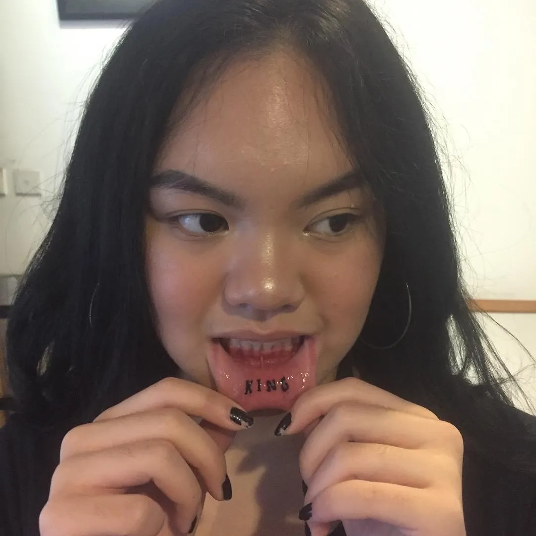 Tato Shafa di bagian dalam bibir bertuliskan 'KING'. Credt: via instagram.com/nobigdealjakarta
