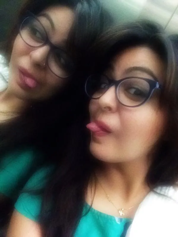 Ini dia selfie centil Shafaq Naaz yang sedang lakukan pose unik @twitter.com/shafaqnaaz777