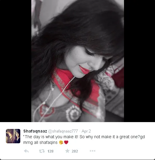 Ini dia penampilan cantik Shafaq Naaz yang cantik dengan dominasi warna merah menggoda @twitter.com/shafaqnaaz777