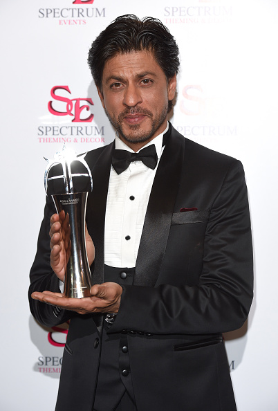 Shahrukh Khan dengan piala yang ia dapatkan di Asian Awards ke-5. @ibtimes