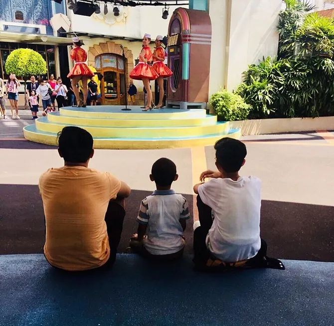 Aksi kocak Bapak dan anak yang terakam oleh Zee Zee (credit: instagram.com/zeezeeshahab)