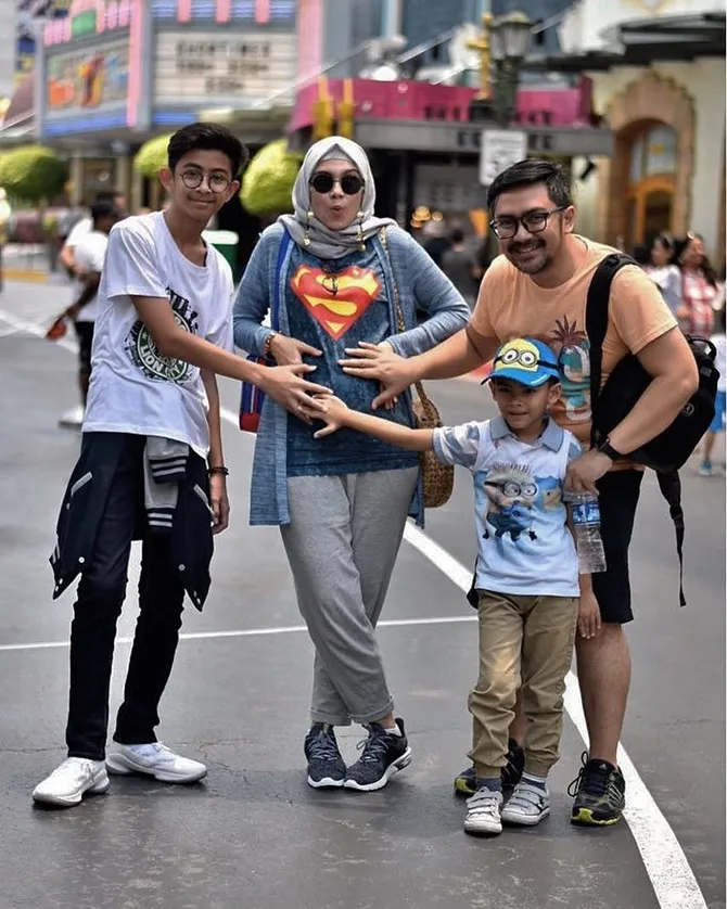 Zee Zee Shahab menghabiskan waktu bersama keluarga (credit: instagram.com/zeezeeshahab)