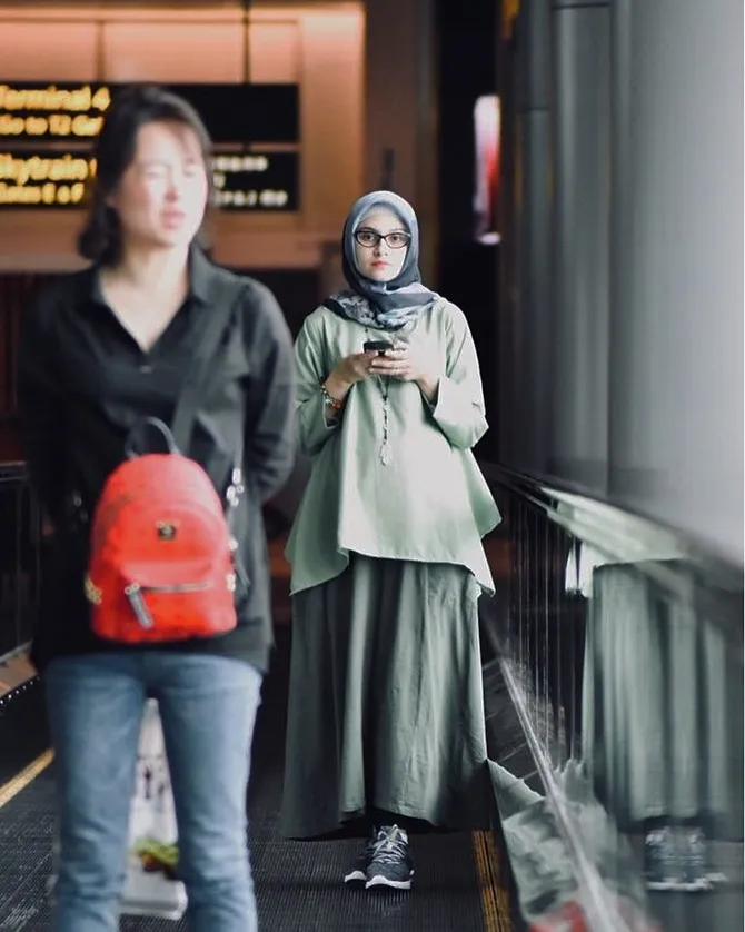 Zee Zee pun memberikan tips saat hamil saat berpergiaan (credit: instagram.com/zeezeeshahab)