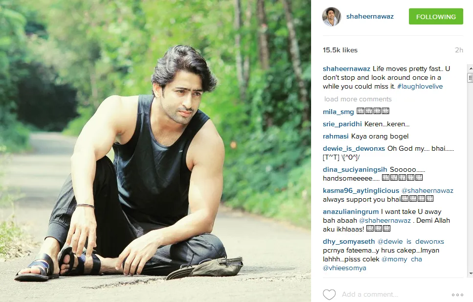 Shaheer Sheikh duduk di tengah jalan, bikin heboh. @instagram/shaheernawaz
