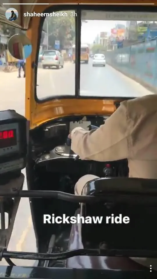 Shaheer pilih naik bajaj ©instagram/shaheernsheikh