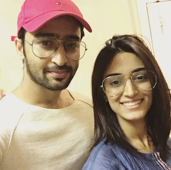 Shaheer Sheikh dan Erica pakai kacamata kembar ©instagram/shaheernsheikh
