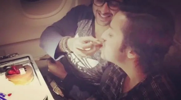 Shaheer dapat kejutan di atas pesawat ©instagram/shaheernsheikh