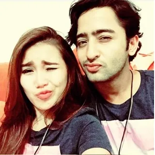 Ini versi kembar t-shirt Ayu dan Shaheer ©instagram/shaheernawaz